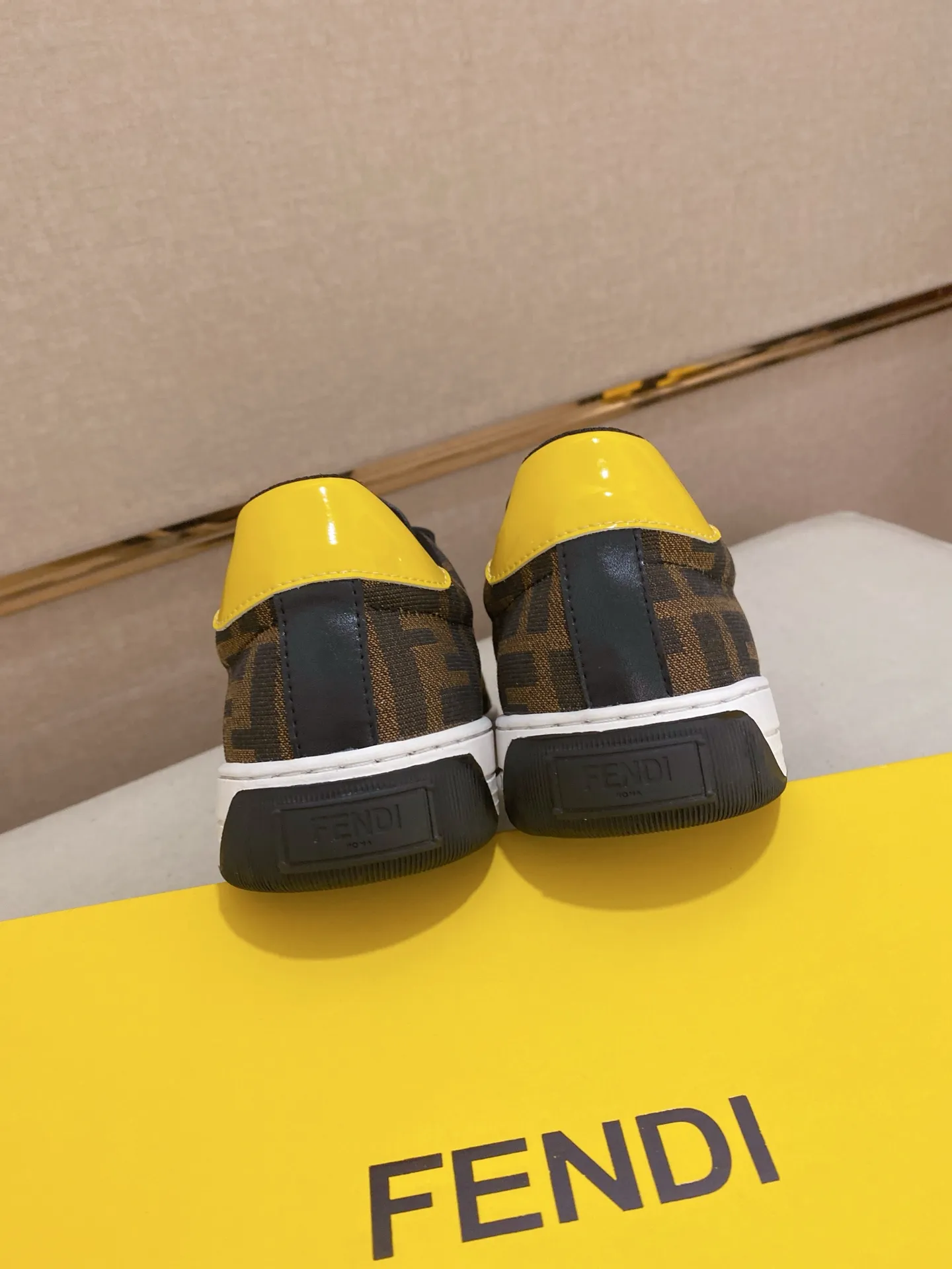 Men's shoes 💰 400💰 (FENDI) New high-top 👊🏻 upper 🇮🇹 imported cowhide fabric 🇩🇪 lining imported sheepskin lining. The original outsole is molded to highlight the identity of every man, and the upper foot is stable and stable🚶🏻🚶🏻The high-end custom counters reproduce the original version📯No matter the wind or rain, the shoe last remains unchanged and can withstand the verification of time🔍️,🔵 Size: 38-44 (45 is custom-made and cannot be returned or exchanged